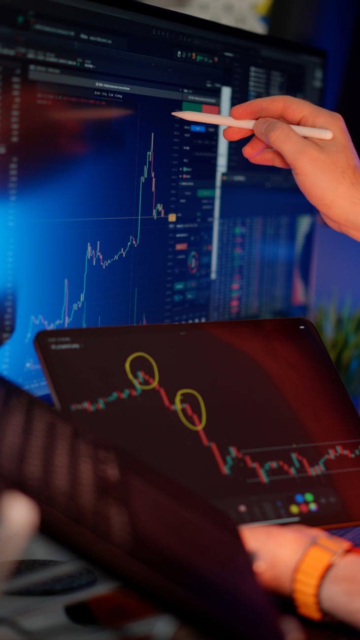 analyzing cryptocurrency trends with graphs